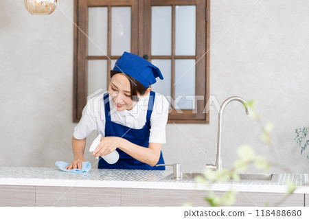 一位來自家事服務部門的女士正在打掃廚房 118488680