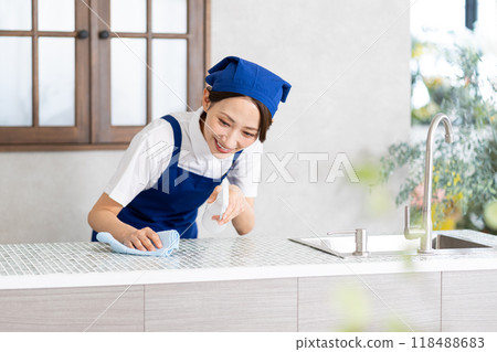 一位來自家事服務部門的女士正在打掃廚房 118488683
