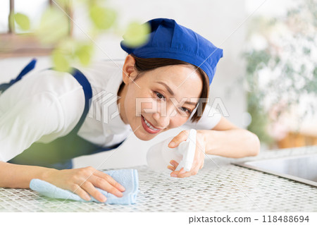 一位來自家事服務部門的女士正在打掃廚房 118488694