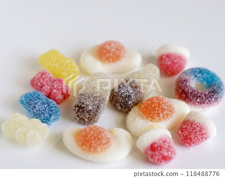 色彩繽紛、形狀各異的軟糖 色彩繽紛、形狀各異的軟糖 118488776