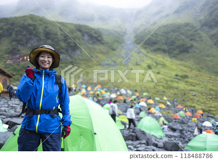 一個女人爬進帳篷 118488786