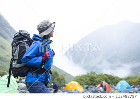 一個女人爬進帳篷 118488787