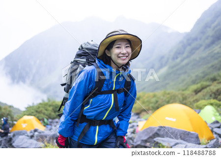 一個女人爬進帳篷 一個女人爬進帳篷 118488788