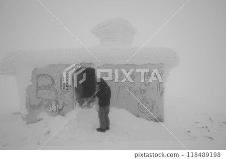 A shelter and people on the summit of Mt. Niseko Annupuri in Kutchan, Abuta District, Hokkaido 118489198