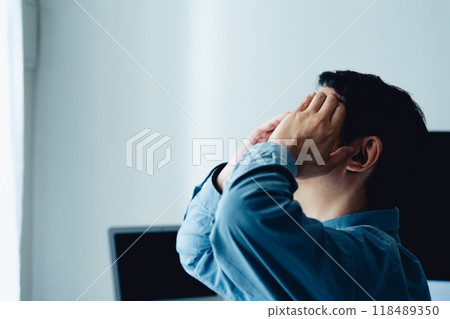 Image of a shocked man 118489350