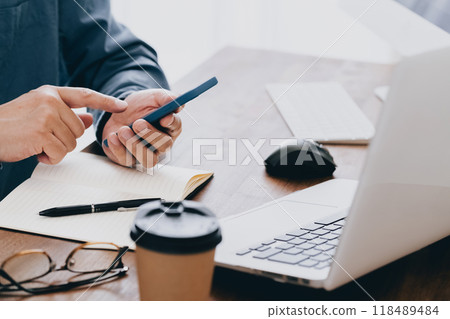 一個操作智能手機的人 一個操作智能手機的人 118489484