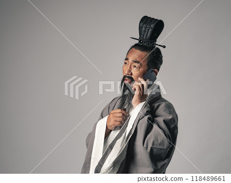 《三國演義》中中國歷史上的偉人用智慧型手機交談的場景 118489661