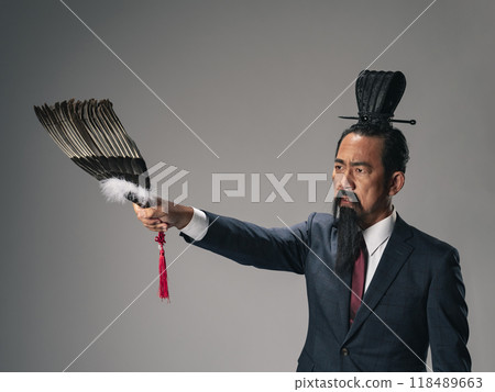 中國歷史上的軍事統帥，如《三國演義》中的諸葛亮，身穿西裝指揮的場景。 118489663