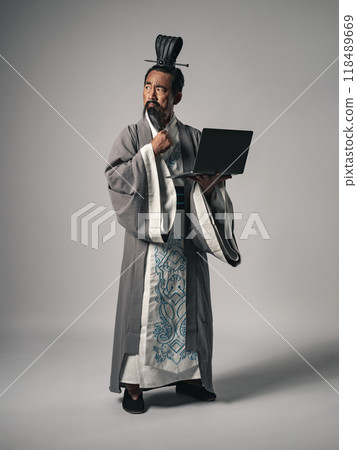 Scenes of great figures in Chinese history, such as those in the Romance of the Three Kingdoms, using laptops 118489669