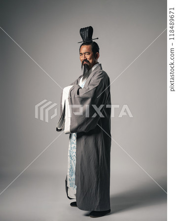 Portrait of a great man from Chinese history, wearing Hanfu and grinning like he appears in the Romance of the Three Kingdoms 118489671