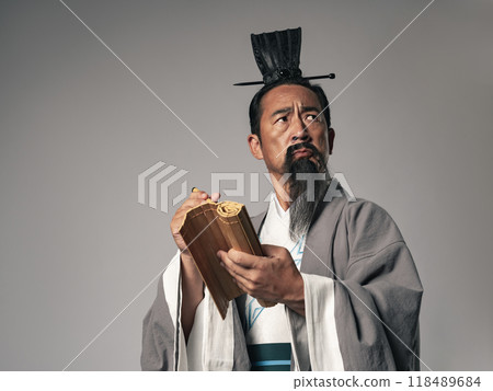 《三國演義》中中國歷史上的偉人用毛筆在竹簡上寫字的場景 118489684