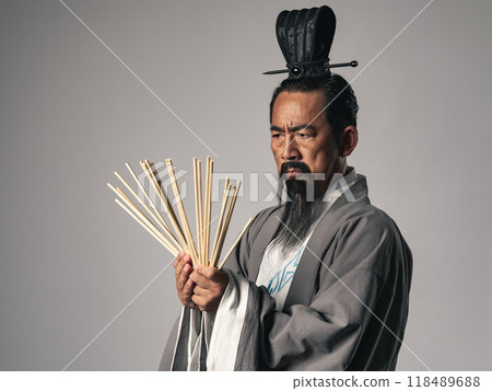 身穿漢服的男子用竹籤算命。 118489688
