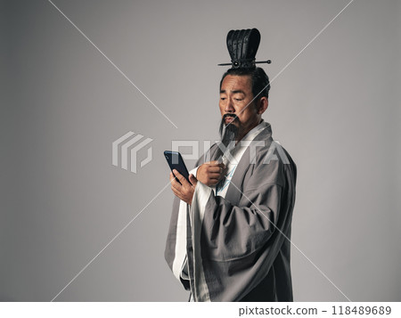 Scenes of great figures in Chinese history, such as those in the Romance of the Three Kingdoms, looking at their smartphones Scenes of great figures in Chinese history, such as those in the Romance of the Three Kingdoms, looking at their smartphones 118489689