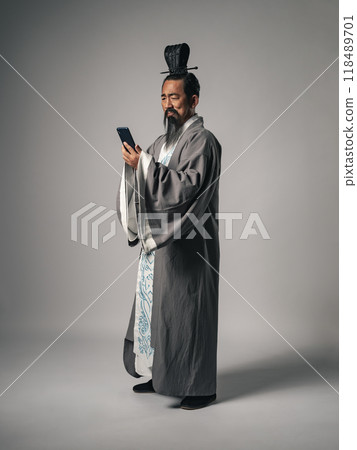 Scenes of great figures in Chinese history, such as those in the Romance of the Three Kingdoms, looking at their smartphones Scenes of great figures in Chinese history, such as those in the Romance of the Three Kingdoms, looking at their smartphones 118489701