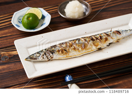 Salt-grilled saury 118489716