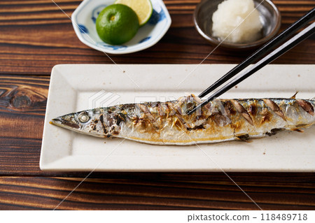Salt-grilled saury 118489718