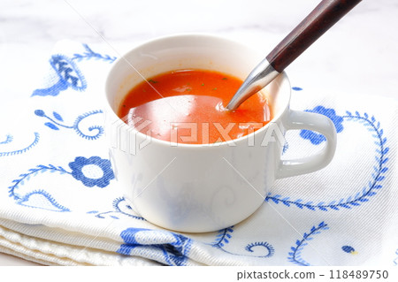Addictively sour and rich, piping hot tomato soup 118489750