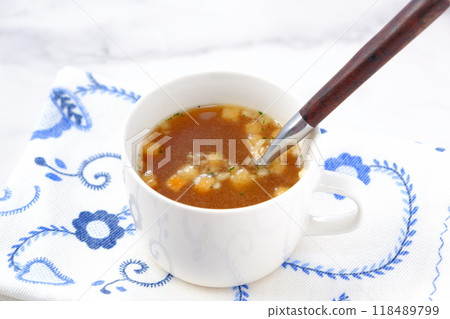 Hot onion consommé soup Hot onion consommé soup 118489799