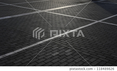 陽光下反射的石頭路面 118489826