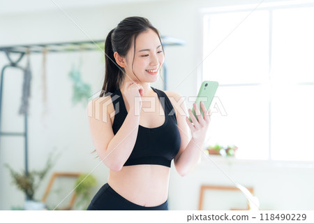 Young ladies dieting 118490229