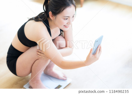 Young ladies dieting 118490235