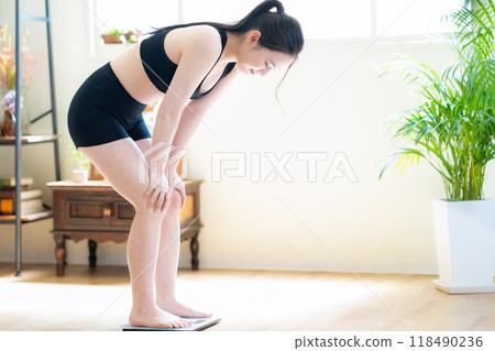 Young ladies dieting 118490236
