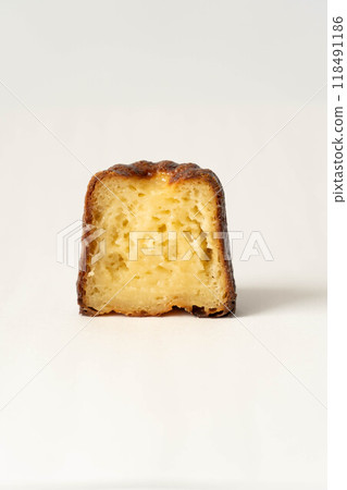 Canelé de Bordeaux 切成兩半的照片 118491186