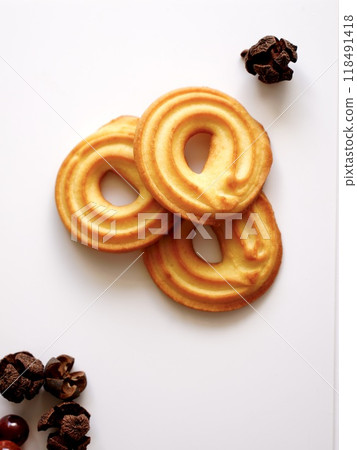 Ring-shaped baked cookies 118491418