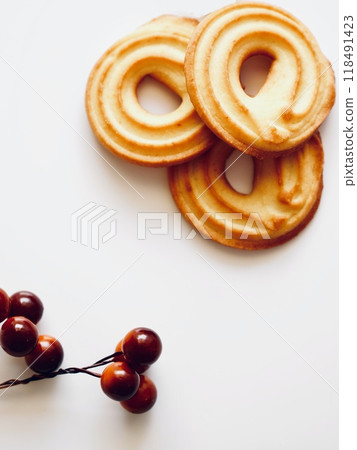 Ring-shaped baked cookies 118491423