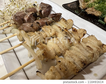 福岡特產豆豆、白內臟、烤雞肉串拼盤 118491614