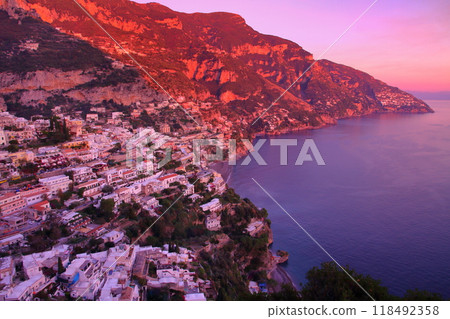 波西塔諾的日落景觀，阿馬爾菲海岸，面向第勒尼安海的世界遺產，薩萊諾省，坎帕尼亞，義大利南歐共和國 118492358