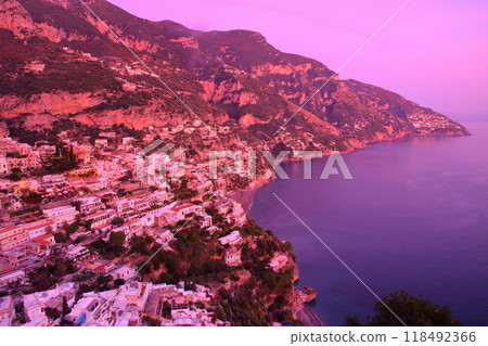 Evening view of Positano on the Amalfi Coast, a World Heritage Site facing the Tyrrhenian Sea, Salerno Province, Campania, Republic of Italy, Southern Europe 118492366