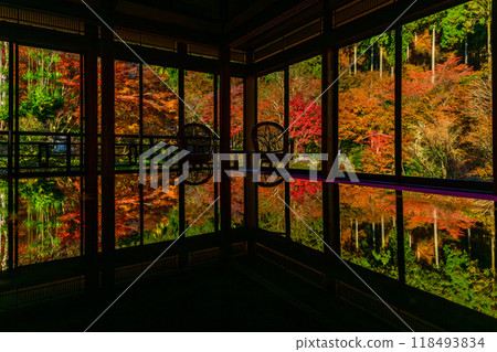 A fantastic reflection of autumn leaves that shines in the autumn season (lacquered table) Environmental Art Forest (Karatsu City, Saga Prefecture) A fantastic reflection of autumn leaves that shines in the autumn season (lacquered table) Environmental Art Forest (Karatsu City, Saga Prefecture) 118493834