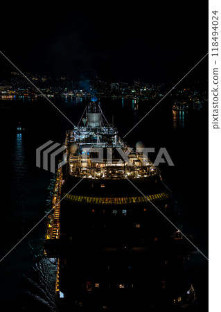 長崎港客船出發(阿多拉魔法城)穿過女神大橋的夜景燈【長崎市】 長崎港客船出發(阿多拉魔法城)穿過女神大橋的夜景燈【長崎市】 118494024