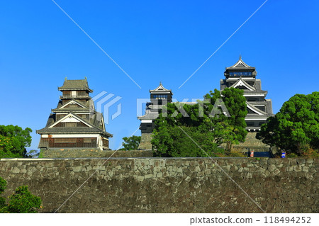 [Kumamoto Prefecture] The main and small castle towers and Uto yagura turrets of Kumamoto Castle on a clear day 118494252