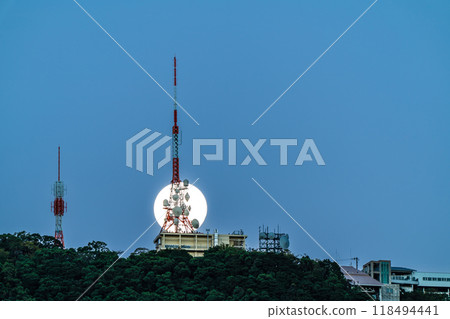 稻佐山展望台與豐收之月[長崎市] 118494441