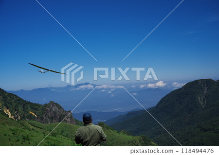 夏季，滑翔機和飛行員在 Kenashi Pass 的上升氣流中飛行 118494476