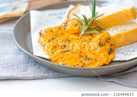 Western breakfast food black truffle scrambled eggs Western breakfast food black truffle scrambled eggs 118494635