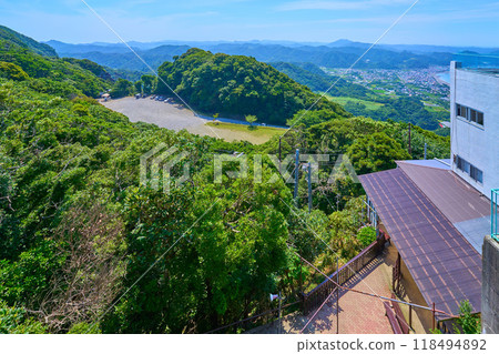 從千葉縣鋸南町乃古切山山頂站附近鳥瞰切山日本寺西口管理所停車場。 118494892