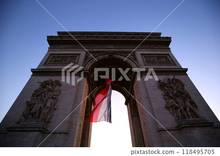 黃昏時分的凱旋門與法國國旗 黃昏時分的凱旋門與法國國旗 118495705