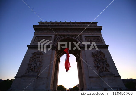 日落時的凱旋門與法國國旗 日落時的凱旋門與法國國旗 118495706