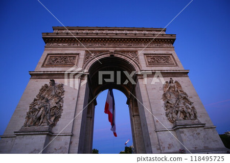 黃昏時分的凱旋門與法國國旗 118495725