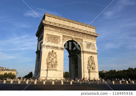 Blue Sky and the Arch of Triumph 118495916