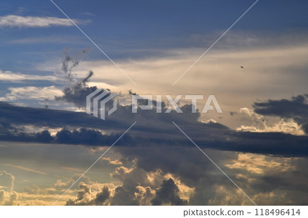 日本橫濱城市景觀兩架飛機。日本列島繼續經歷酷熱。西邊的天空被夕陽染紅… = 18日，來自橫濱 118496414