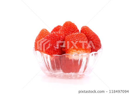 Large strawberry, Benikaori, Shizuoka Prefecture, new variety, glass container, bright background Large strawberry, Benikaori, Shizuoka Prefecture, new variety, glass container, bright background 118497094