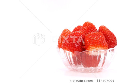 Large strawberry, Benikaori, Shizuoka Prefecture, new variety, glass container, bright background Large strawberry, Benikaori, Shizuoka Prefecture, new variety, glass container, bright background 118497095