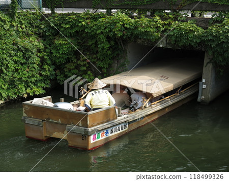 堀川觀光船在松江市宇部屋大橋下行駛,屋頂已降下(Ground Matsue Horikawa Tour) 堀川觀光船在松江市宇部屋大橋下行駛,屋頂已降下(Ground Matsue Horikawa Tour) 118499326