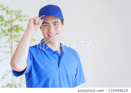 Smiling delivery man Smiling delivery man 118499629