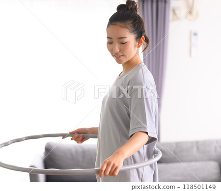 美麗的女人在家鍛煉 118501149