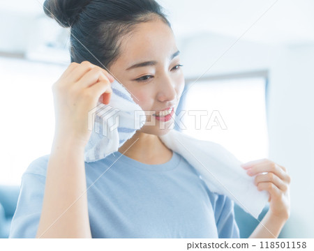 A woman who sweeps away 118501158